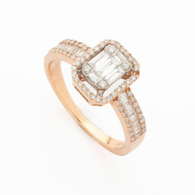 Sortija en oro rosa con diamantes talla baguette centrales y orla de diamantes 