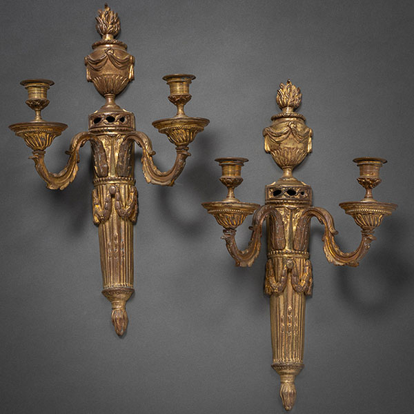 Pareja de apliques de pared de dos luces estilo Imperio en bronce dorado del siglo XIX.