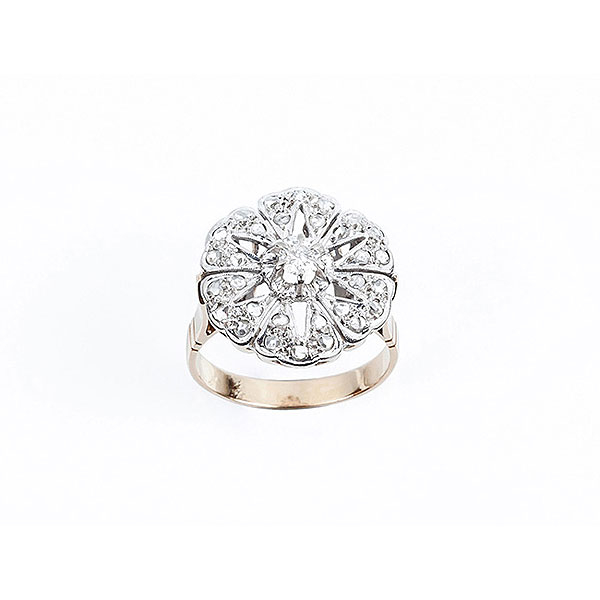 Sortija vintage en oro rosa con rosetón formado por diamante talla brillante
