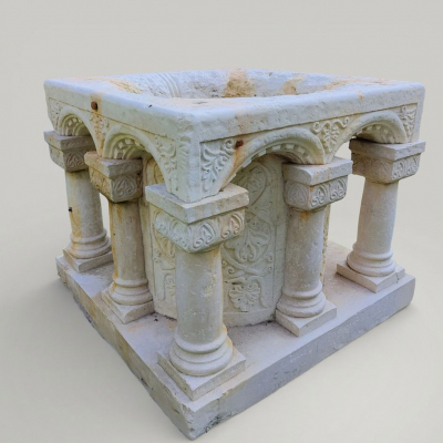 Gran pozo monumental de m&aacute;rmol con blasones her&aacute;ldicos, Italia, siglo XX.