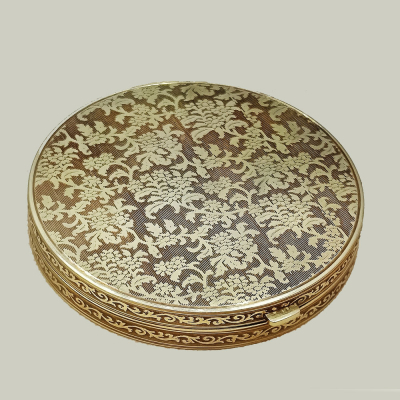 Excepcional Caja-Joya antigua en oro macizo de 14 K, peso 57.10, con firma, sellos y estuche.