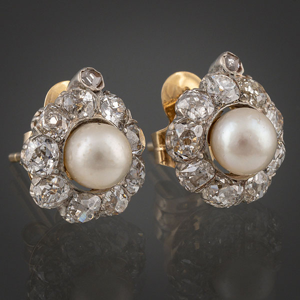 Pareja de pendientes en oro amarillo de 18kt con perla central orlado de brillantes.