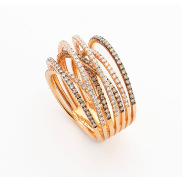 Sortija en oro rosa formada por diferentes aros de diamantes talla brillante con un peso total de 2 cts. aprox.