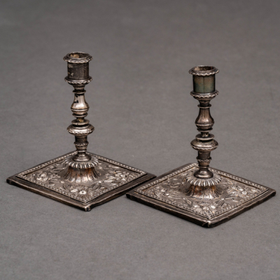 Pareja de candeleros en plata del siglo XIX. 