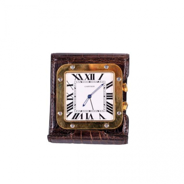 Reloj despertador de viaje de la firma Cartier modelo Santos. En metal dorado con funda en piel de cocodrilo.