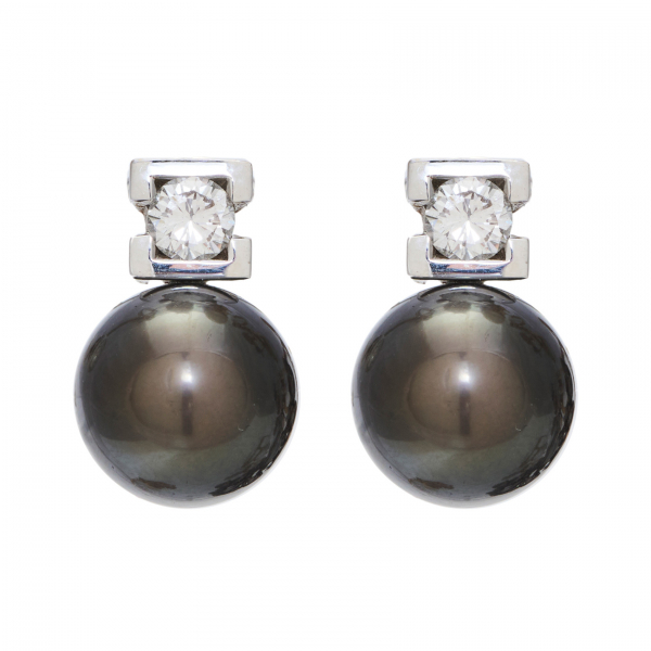 Pendientes tu y yo en oro blanco con perla tahití de 13 mm. y diamante talla brillante engastado en barras.