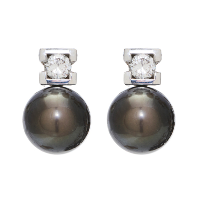 Pendientes tu y yo en oro blanco con perla tahití de 13 mm. y diamante talla brillante engastado en barras.