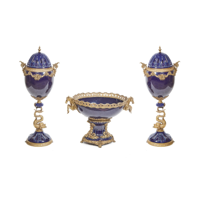 Gran tresillo estilo Luis XVI en cerámica vidriada azul con monturas en bronce dorado Francia, s.XX.