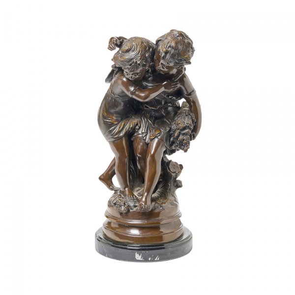 Después de Auguste Moreau (Dijon, Francia, 1834-1917) Pareja de niños. Grupo escultórico en bronce patinado sobre peana en mármol.