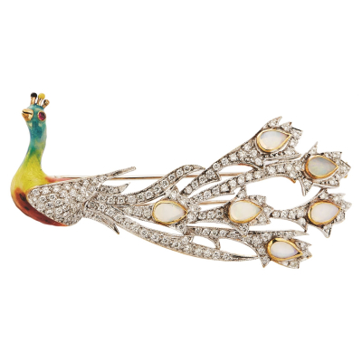 Broche diseño pavo real en oro bicolor con diamantes talla brillante, cabujones de ópalo talla perilla y esmalte.