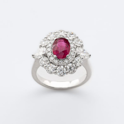 Sortija roset&oacute;n en oro blanco con rub&iacute; (Burma) talla oval y doble orla de diamantes talla brillante custodiados por diamantes talla trill&oacute;n.