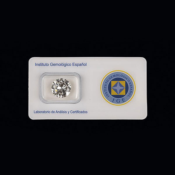Diamante talla brillante de 7,41 cts.Color: I. Pureza: SI1. Fluorescencia: slight,bluish. Cut: good.