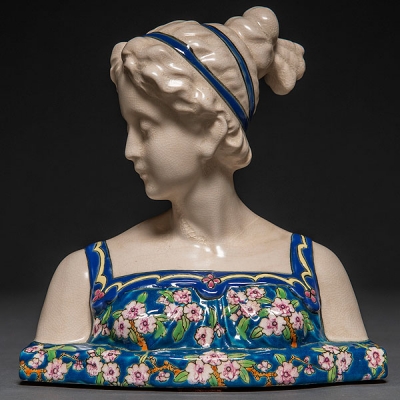 &quot;Dama con vestido de flores&quot; Grupo escultórico en porcelana francesa. Siglo XX