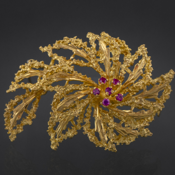 Broche en oro amarillo de 18kt con seis rubíes.