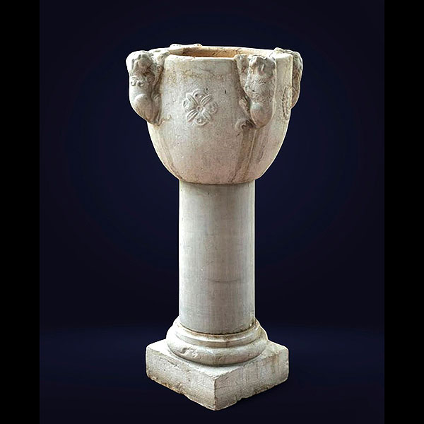 Magnífica Pila bautismal de piedra de Istria, Véneto, siglo XVI
