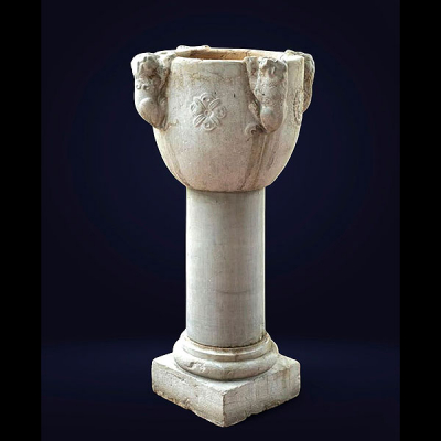 Magnífica Pila bautismal de piedra de Istria, Véneto, siglo XVI