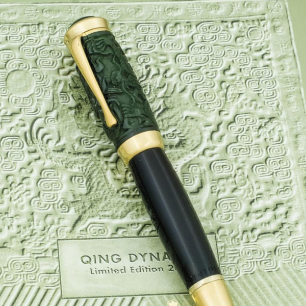 Estilográfica Montblanc "Qing Dinasty".   Edición limitada para los coleccionistas asiáticos. Numerada 0943/2002. Año 2002.