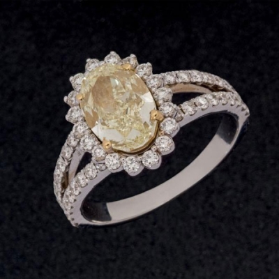 Anillo de oro blanco de 18 K. con diamante oval fancy intense yellow de 2,01 cts.