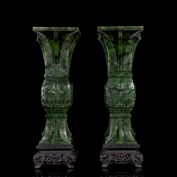 Pareja de jarrones Gu de jade verde espinaca "Taotie", dinastía Qing. 