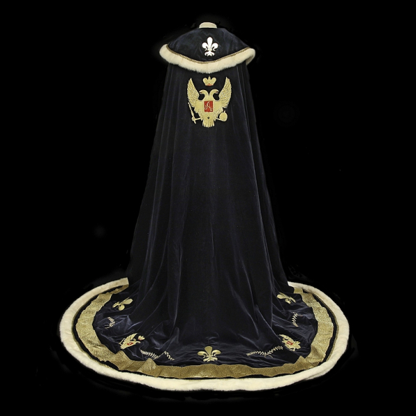 Capa Ceremonial con &Aacute;guila Bic&eacute;fala, s.XX. 