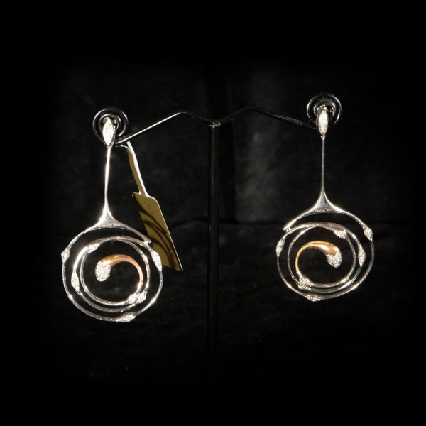 Pendientes largos en oro bicolor ornamentados con diamantes talla brillante.