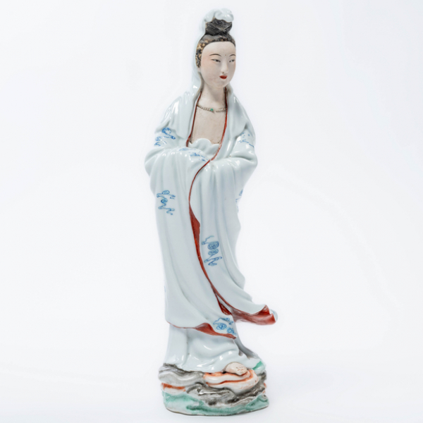 &quot;Guanyin&quot; Figura en porcelana china de la segunda mitad del siglo XX.