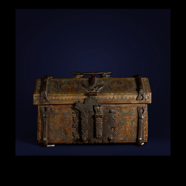 Importante Cofre colonial Mexicano del siglo XVII en cuero dorado y repujado del siglo XVII, con motivos de animales y Hernán Cortés.