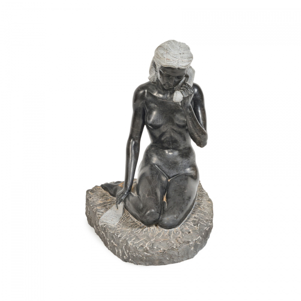 Santiago de Santiago (Navaescurial, Ávila, 1925) Mujer desnuda al teléfono. Escultura en piedra tallada. Firmada.