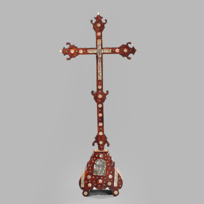 Exquisita gran cruz palestina de Jerusal&eacute;n policromada del siglo XVIII. 