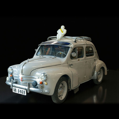 Renault 4CV con figura publicitaria de Michelin.