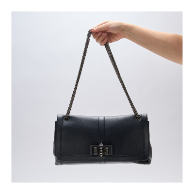 CHRISTIAN LOUBOUTIN. Bolso modelo «Sweet Charity» en piel negra con cierre de click automático y cadena en metal.