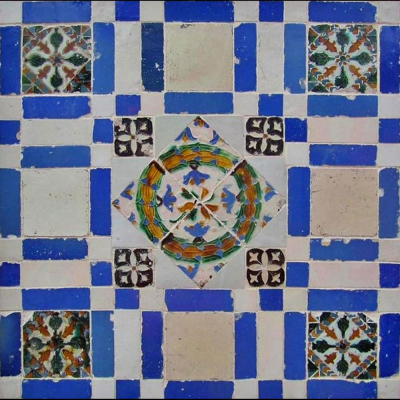 Importante y rara cerámica pintada con composición geométrica y floral morisca del siglo XVI. 