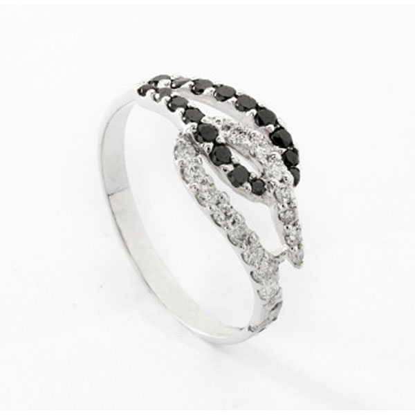 Sortija en oro blanco con 2 eslabones entrelazados con diamantes talla brillante blancos y diamantes negros  con un peso total de 0,25 cts.