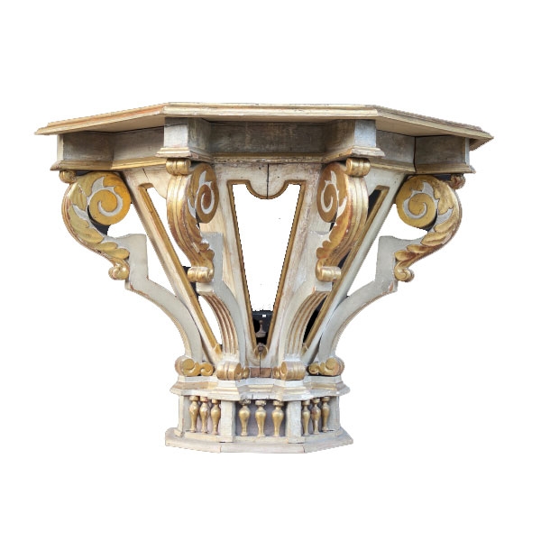 Pareja de consolas de madera policromada y dorada con tapa de forma hexagonal 