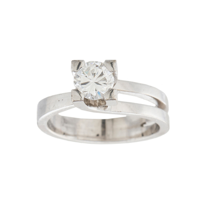Sortija solitario en oro con diamante talla brillante engastado en garras. Peso diamante: 0,60 ct. aprox.