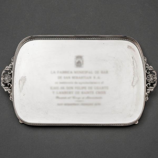 Bandeja con barandilla calada en plata española y punzonada del siglo XX.