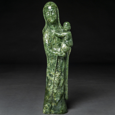 &quot;Guanyin con Niño&quot; en jade verde color espinaca. Trabajo Chino, Siglo XX.