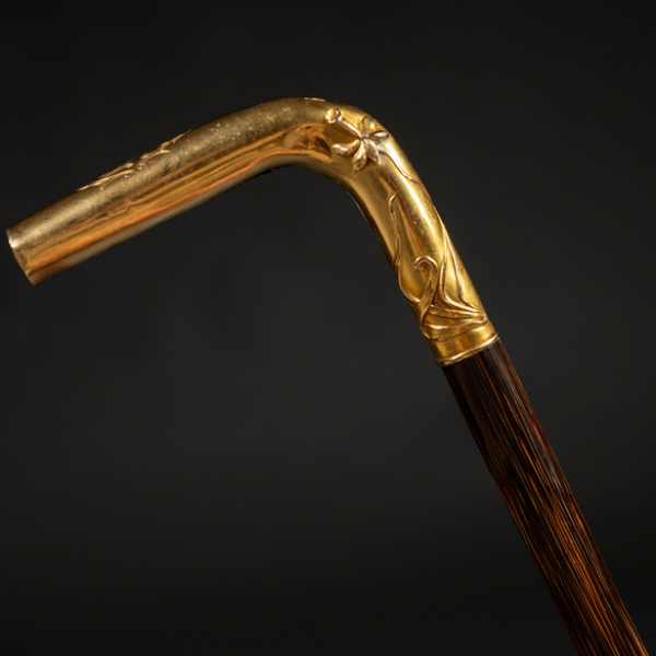 Bastón en madera con empuñadura laminada en oro del siglo XX.