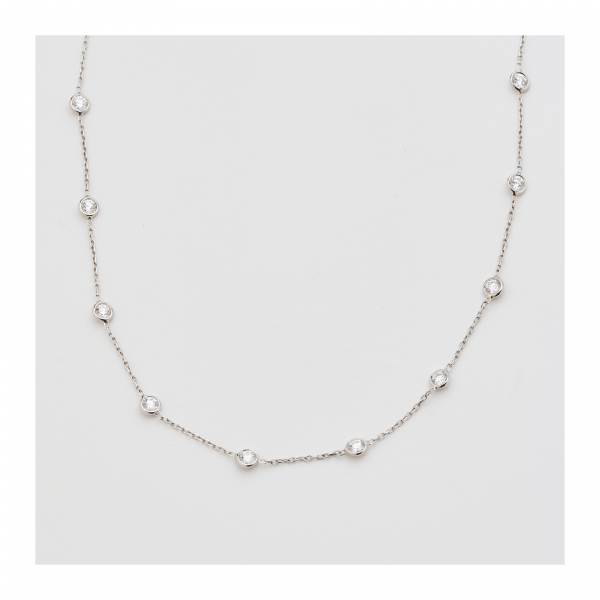 Gargantilla de cadena forjada en oro blanco con chatones de diamantes talla brillante alternados.