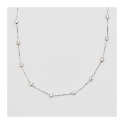 Gargantilla de cadena forjada en oro blanco con chatones de diamantes talla brillante alternados.