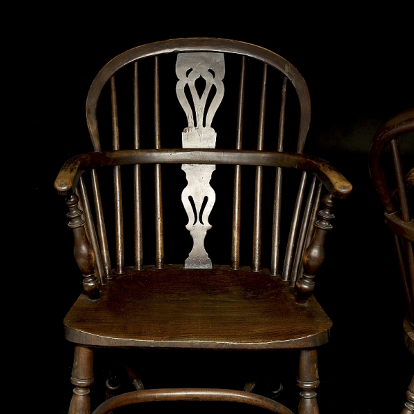 Pareja de butacas Windsor, ca. 1860.  En olmo macizo. Procedente del taller de George Nicholson.
