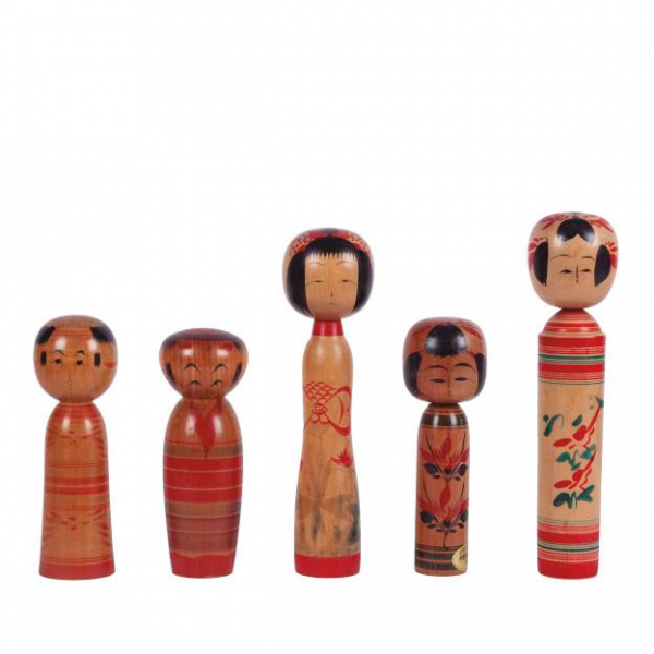 Cinco muñecas japonesas Kokeshi S. XX. Realizadas en madera tallada, torneada y entintada 