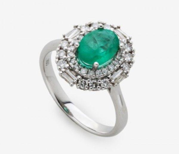 Sortija en oro blanco con esmeralda central y 2 orlas de diamantes talla brillante y baguette 