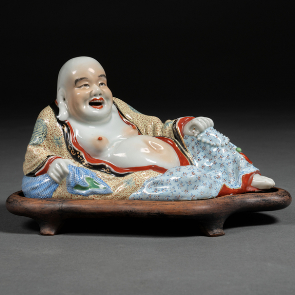 "Buda de la felicidad reclinado" Figura en porcelana china de los años 50-60.
