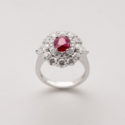Sortija roset&oacute;n en oro blanco con rub&iacute; de Burma talla oval orlado por diamantes talla brillante y custodiado por diamantes talla perilla.
