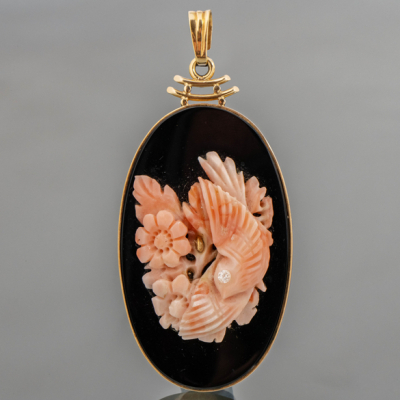 Colgante en oro amarillo de 18kt con esmalte color negro y coral rojo tallado.