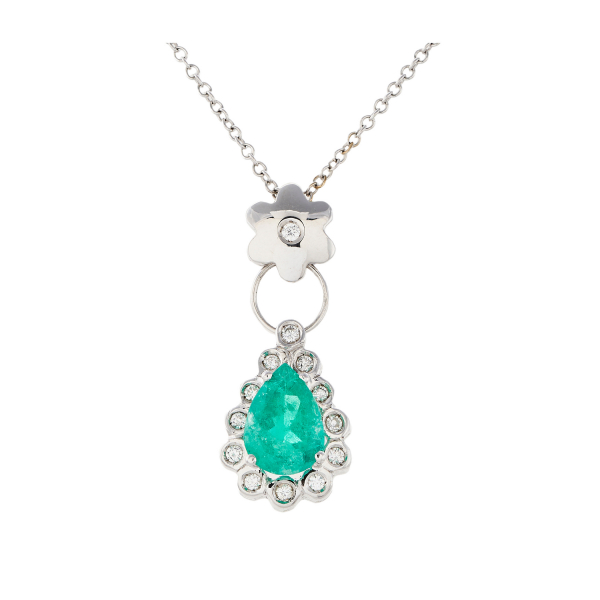Gargantilla en oro blanco con motivo diseño flor rematada por rosetón de esmeralda talla perilla orlada por diamantes talla brillante.