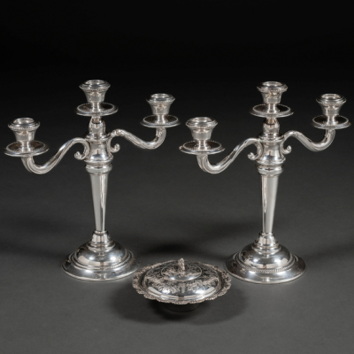Conjunto de candelabros de tres luces y centro en plata española y punzonada del siglo XX.