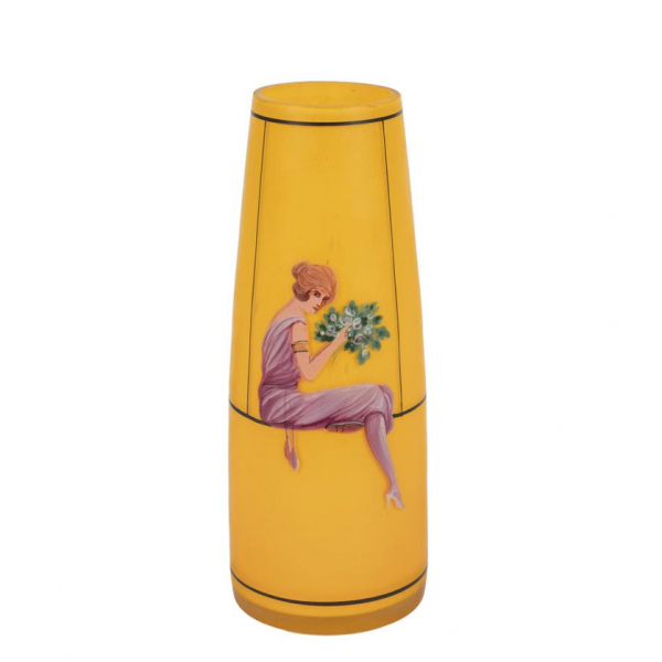 Jarron de cristal Art Deco c. 1920.   De cristal en su color esmaltado en amarillo y decorado con una figura femenina.