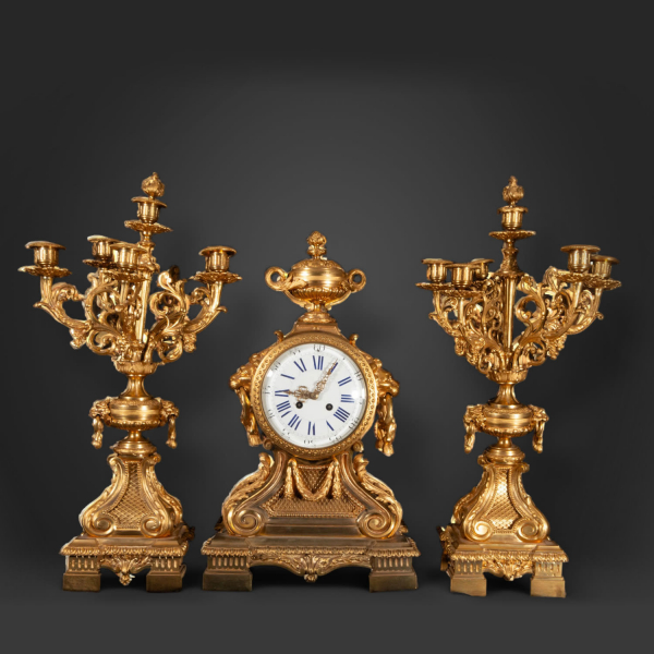 Elegante y Grande Guarnición francesa con Reloj de Sobremesa y Candelabros en bronce dorado Napoleon III del siglo XIX.